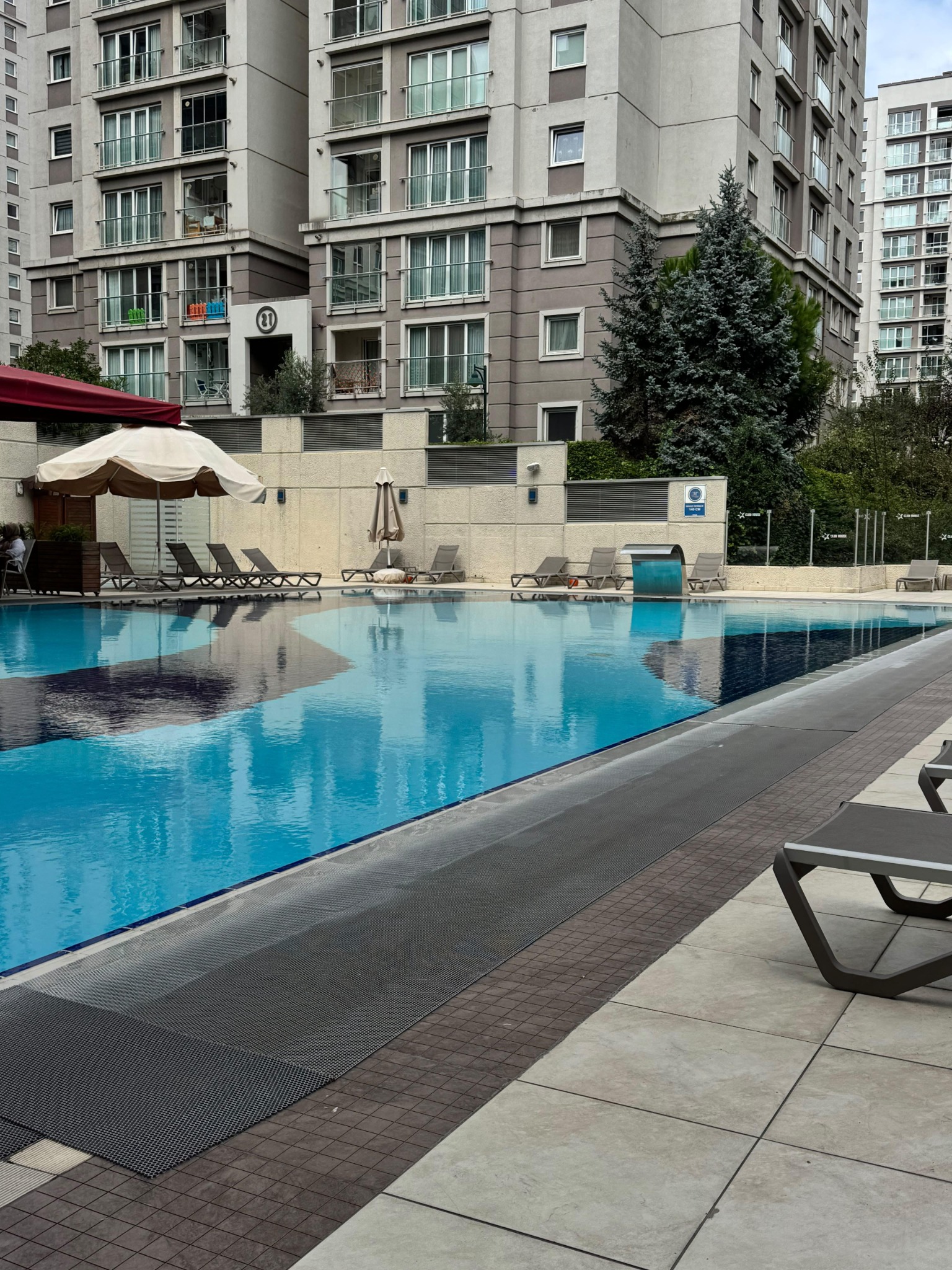 Club House açık havuz